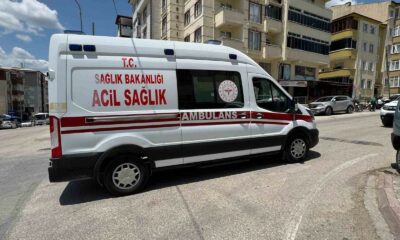 Park halindeki kamyonete çarpan otomobil sürücüsü yaralandı