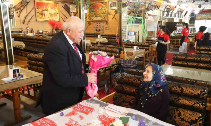 Eskişehirli çift 54 yıldır bütün zorlukları el ele atlatıp aşklarını ilk günkü gibi yaşıyor
