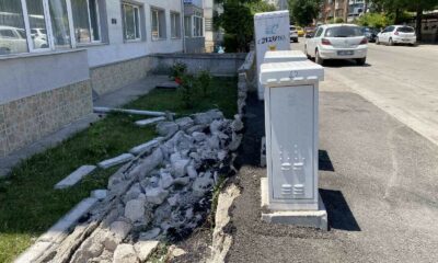 Pazarcıların kaldırıma park ettiği kamyonlar nedeniyle bahçe duvarı yıkıldı