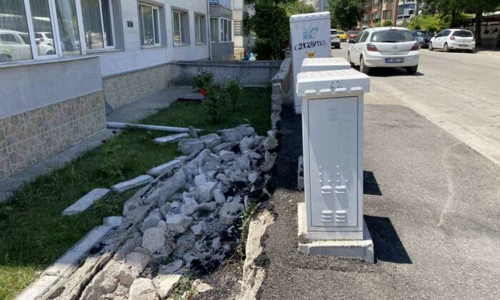 Pazarcıların kaldırıma park ettiği kamyonlar nedeniyle bahçe duvarı yıkıldı