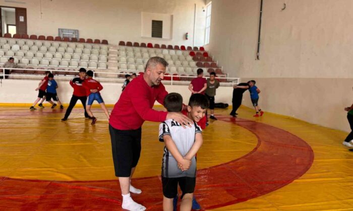 Söğüt’te güreş rüzgarı esti minik yiğitler minderde
