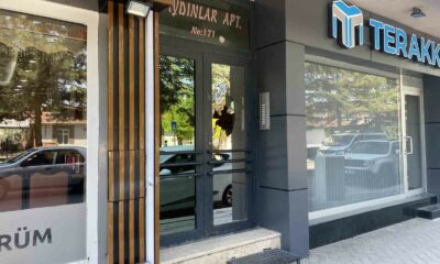 Apartman kapısının camını taş fırlatarak kırdılar