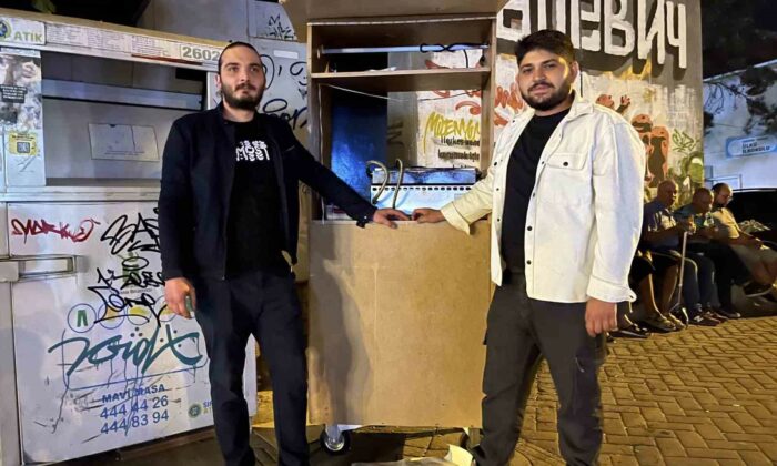 Bu gençler ekmeklerini gardıroptan kazanıyor