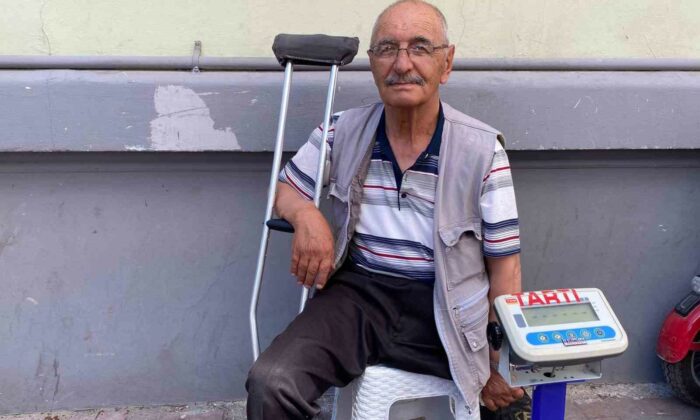 Engelli aracıyla Hamamyolu’na geliyor, tartıyla geçimini sağlıyor