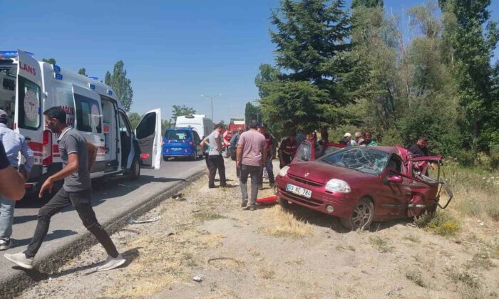 Tırın otomobile çarptığı kazada 1 kişi öldü, 5 kişi yaralandı