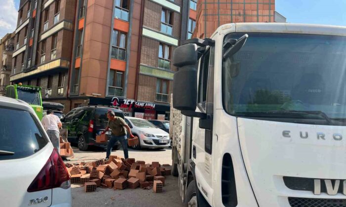Kamyondan düşen tuğlalar yolu kapattı