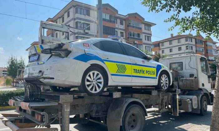 Kazayı inceleyen polisin aracına kontrolden çıkan otomobil çarptı: 1’i polis 3 yaralı