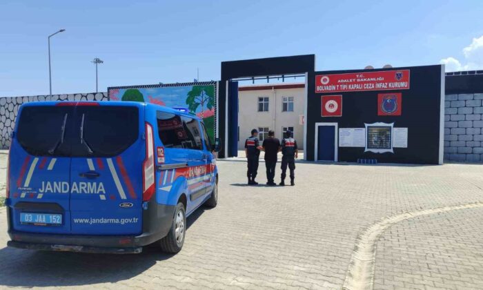 Çeşitli suçlardan aranan şahsı jandarma yakaladı
