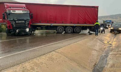 Otomobile çarpan tır sürücüsü yaralandı