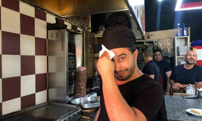 Döner ustalarının iki sıcak arasındaki zorlu mücadelesi