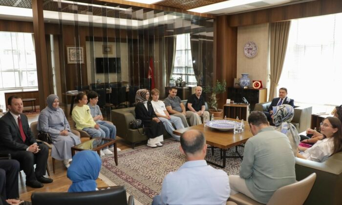 Vali Musa Işın, LGS 2025 Türkiye birincilerini makamında ağırladı