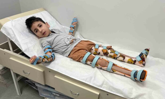 İHA’nın haberinden sonra yardımlar devam eden çocuğa KAFO cihazı alındı