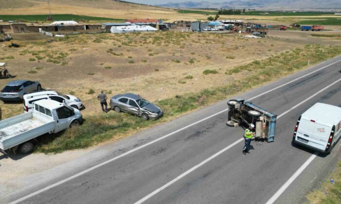 Otomobilin çarptığı patpat yol ortasına devrildi, 1 kişi yaralandı