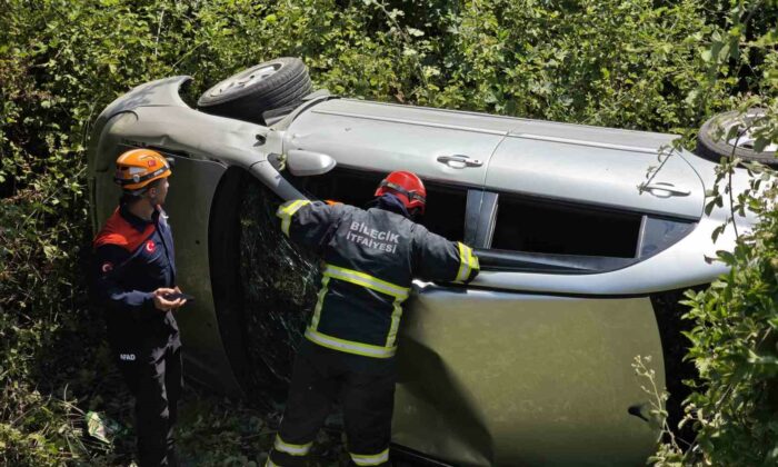 Bilecik’te kontrolden çıkan otomobil dere yatağına yuvarlandı, 3 yaralı