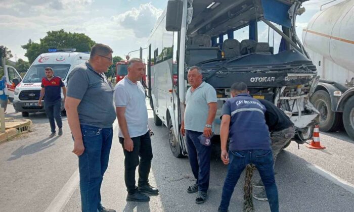 Afyonkarahisar’da midibüs kamyonla çarpıştı: 7 yaralı