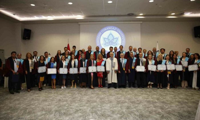 Görevde yükselerek profesör unvanı alan ESOGÜ öğretim üyeleri cübbelerini giydi