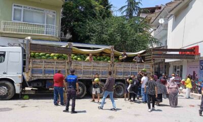 Hayırsever iş adamı vatandaşlara ücretsiz 20 ton karpuz dağıttı