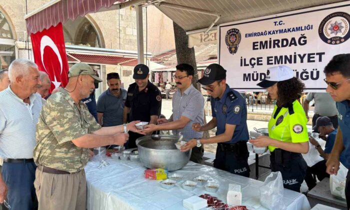 Polislerden vatandaşa aşure ikramı