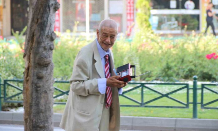 Elinde teyp ile sokak sokak gezerek müzik dinliyor
