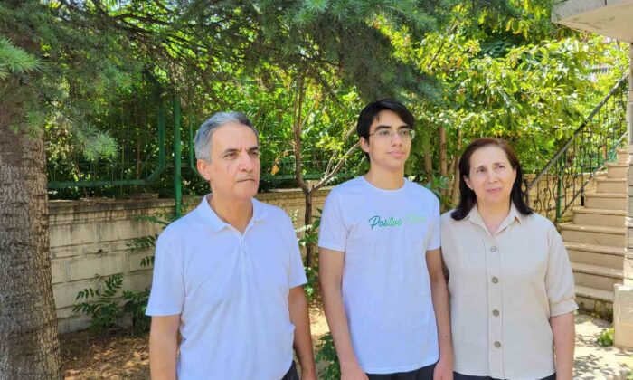 Bahçeşehir Koleji İzmir 50. Yıl Kampüsü öğrencisi Mehmet Sarak, YKS İngilizce birincisi oldu