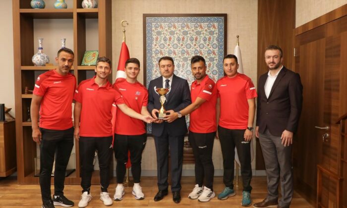 Vali Musa Işın, Türkiye Şampiyonu Kütahya Ecofirm Ayak Tenisi Takımını ağırladı