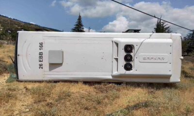 Belediye otobüsü devrildi: 3 yaralı