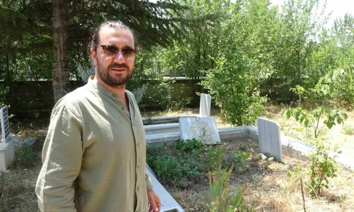 Tavşanlı’da mezarlık içinde kendisini sevdiren karga şaşırttı