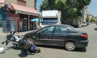 Motosikletli polis aracına otomobil çarptı