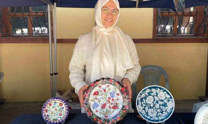 Çini sanatı ile ilmek ilmek işlediği ürünler 950 derece sıcaklıkta pişiriliyor