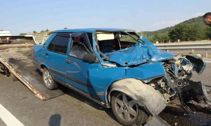 Traktörle çarpışan Tofaş, hurda yığınına döndü: 1 yaralı