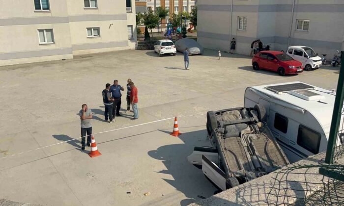 Anne-kız araçla 5 metre yükseklikten siteye uçtu