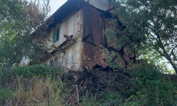 Yangında ahşap evi zarar gören 88 yaşındaki kadına yardım eli uzandı