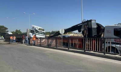 Kontrolden çıkan tır bariyerleri biçti