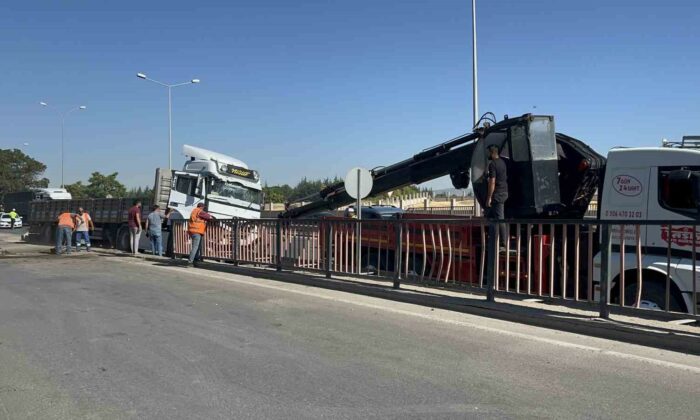 Kontrolden çıkan tır bariyerleri biçti