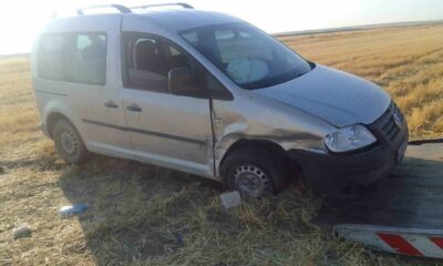 Kaza yapan hafif ticari araçta 3 kişi yaralandı