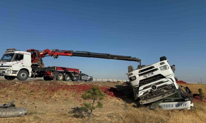 20 ton salçalık biber kazada çevreye dağılarak ziyan oldu
