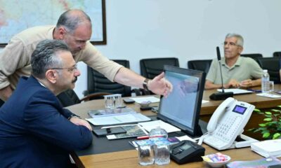 Vali Aksoy, yangınla ilgili gelişmeleri koordinasyon merkezinden takip ediyor