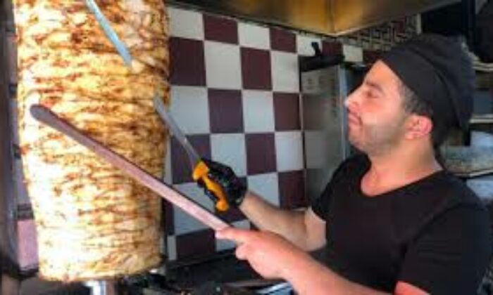 Döner ustalarının iki sıcak arasındaki zorlu mücadelesi