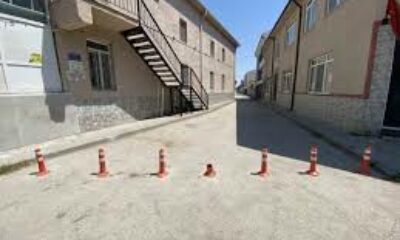 Dubalarla kapatılan sokağın ilginç görünümü
