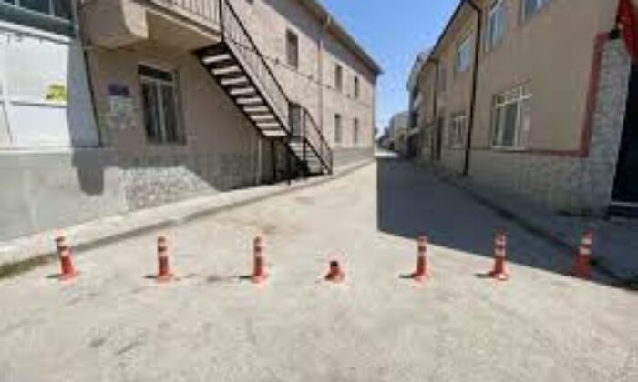 Dubalarla kapatılan sokağın ilginç görünümü
