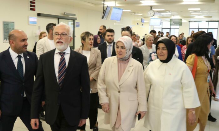 AK Parti İstanbul Milletvekili Ercan, orman yangınında yaralanan personeli hastanede ziyaret etti