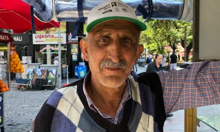 Kanser olmasına rağmen 12 saat Güneşin altında çalışıyor