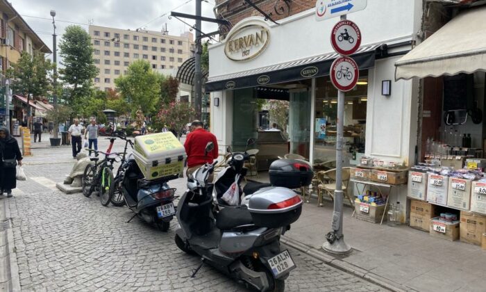 Bu sokakta trafik levhalarının hiçbir önemi