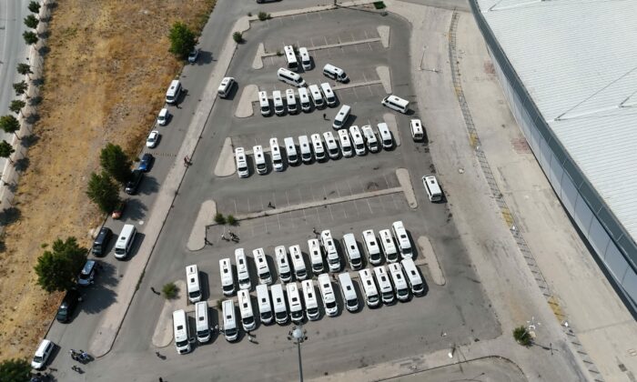 Onlarca üye servis araçları ile Ünal’a desteğe geldi