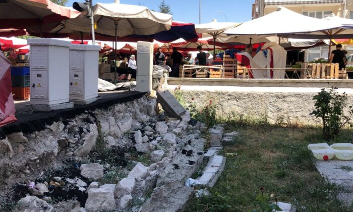 Yıkılan bahçe duvarıyla ilgili vatandaş ve pazarcı arasında gerginlik çıktı