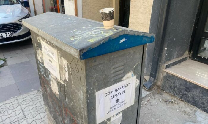 Elektrik panosunun dört bir tarafına asılan uyarılar dikkat çekti