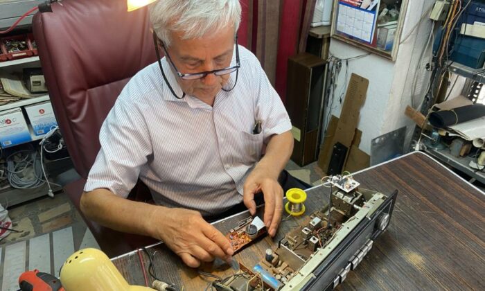 Fehmi amcanın 62 yıldır mesleği olan radyo tamirciliği son demlerini yaşıyor