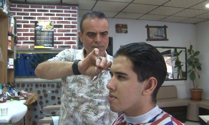 Mahalle berberi, 16 yıldır müşterisi olan zihinsel engelli Faruk’u evladı gibi sahiplendi