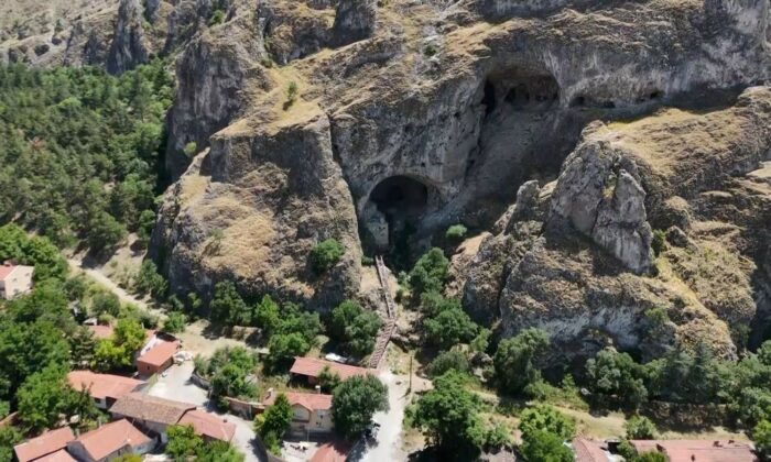 Mağaraları görebilmek için yüzlerce basamak çıkıyorlar