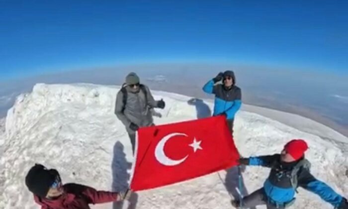 Eskişehirli 4 dağcı Ağrı Dağı’nın zirvesine tırmandı
